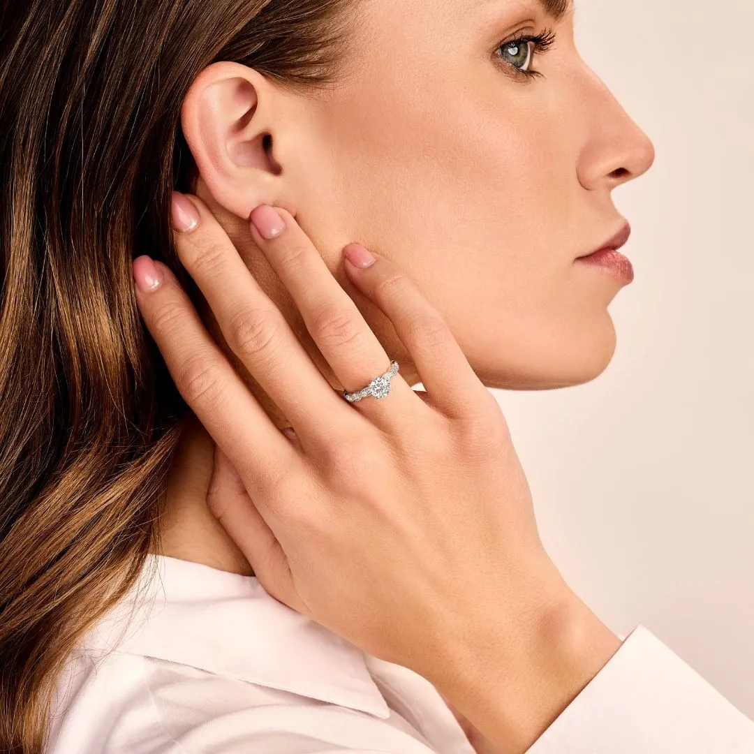 1.00 quilates anillo solitario apilable en platino con un diamante redondo con diseño marquesa 