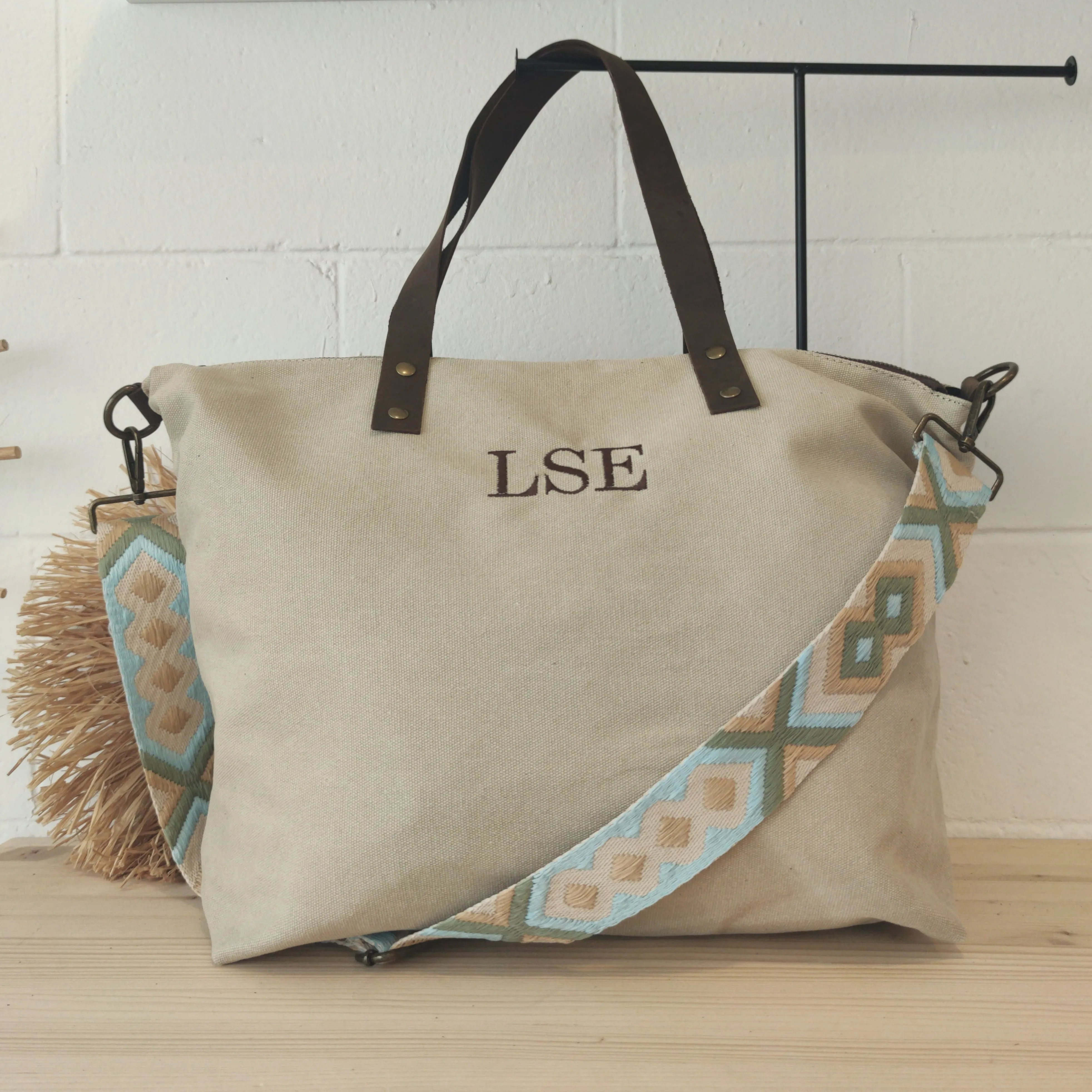 Bolso beige loneta iniciales bordadas con correa étnica