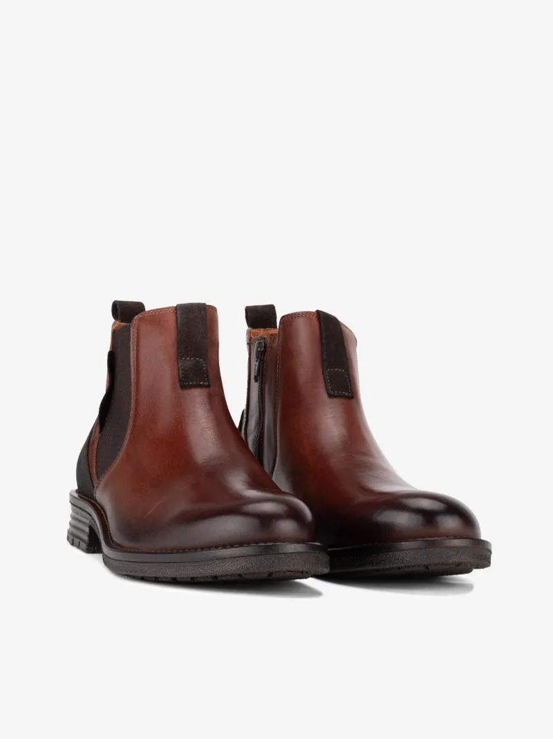 BOTA CHELSEA EM PELE COMBINADA COM SOLA DE RASTO