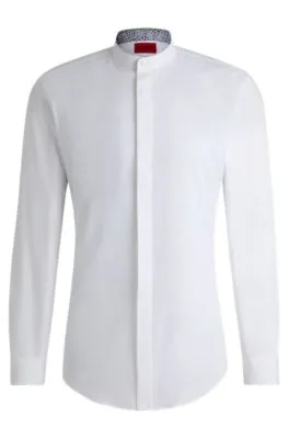 Camisa slim fit de algodón con detalles estampados en el interior de la tapeta