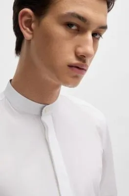 Camisa slim fit de algodón con detalles estampados en el interior de la tapeta