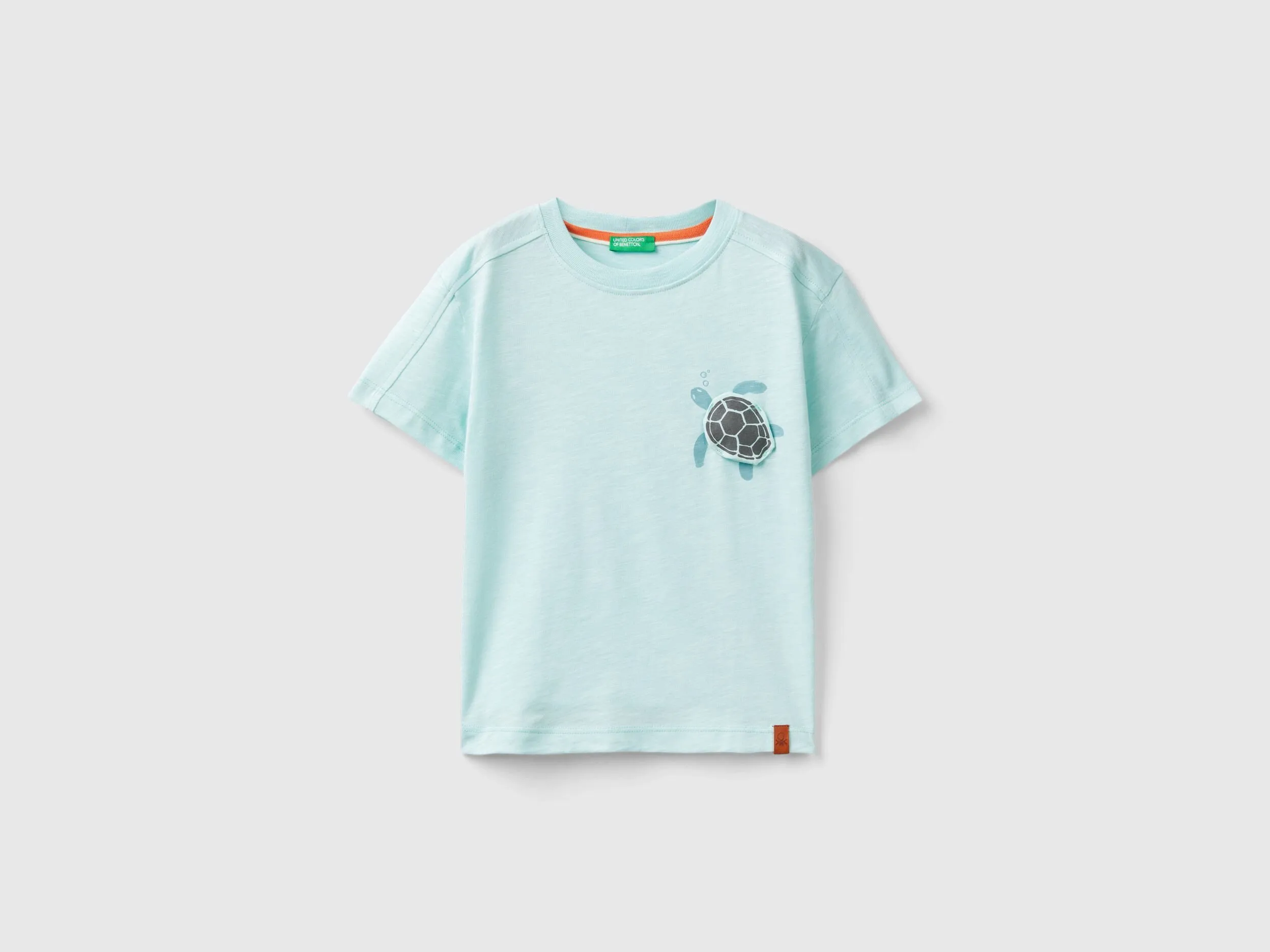 Camiseta con estampado y aplicación