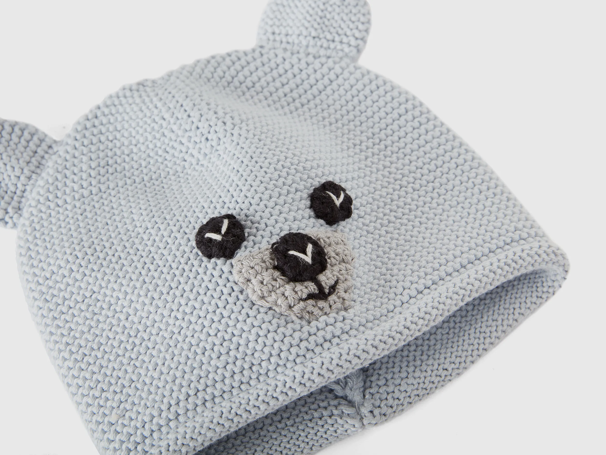 Gorro de tricot con aplicaciones