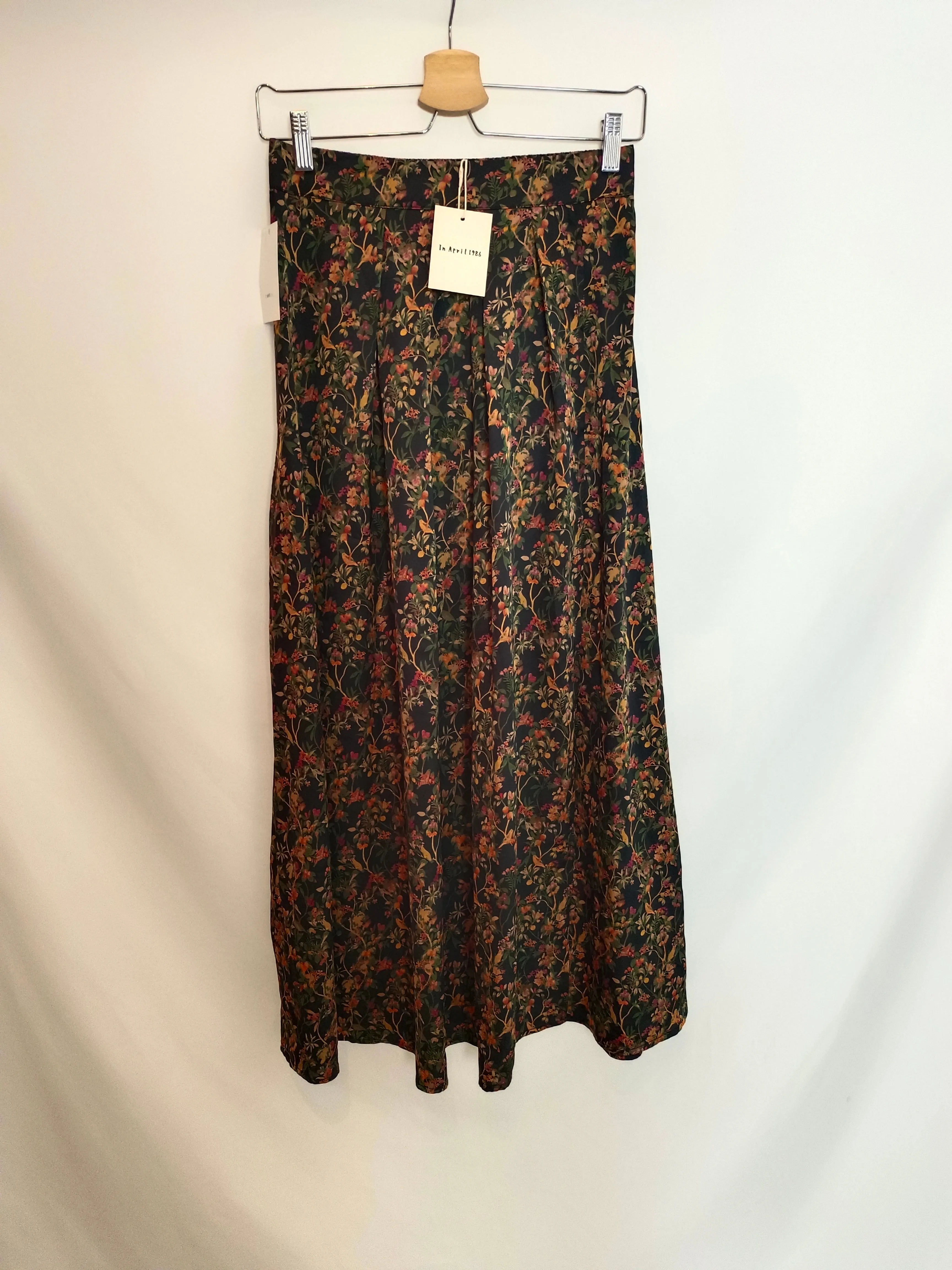 IN APRIL 1986. Falda midi flores T.s/m