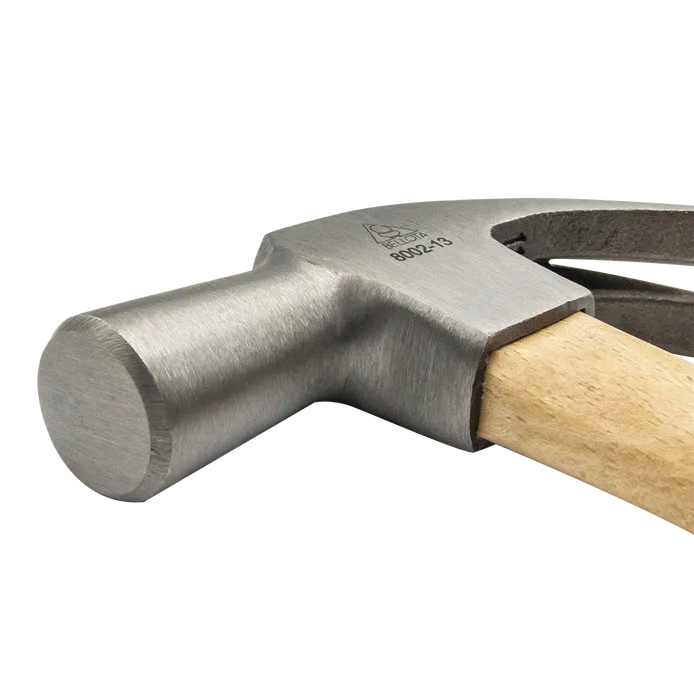Martillo carpintero con mango de madera
