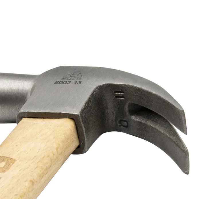 Martillo carpintero con mango de madera