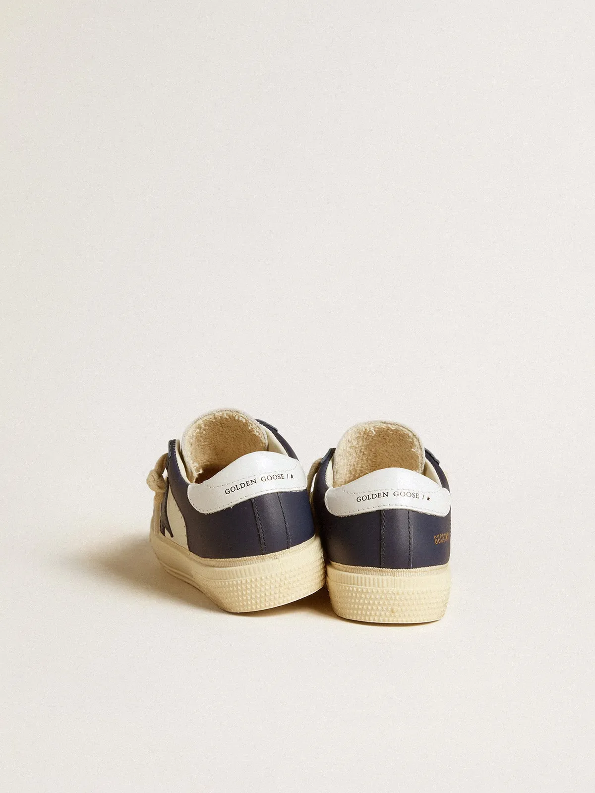 May Junior de piel blanca y azul con estrella y refuerzo del talón de piel