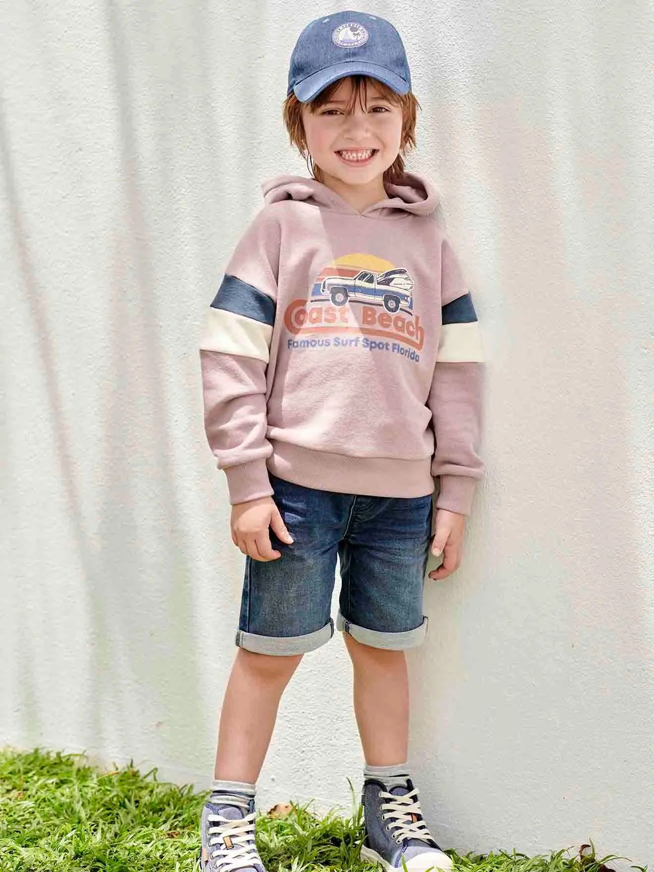 Sudadera con capucha motivo gráfico y con mangas colorblock para niño