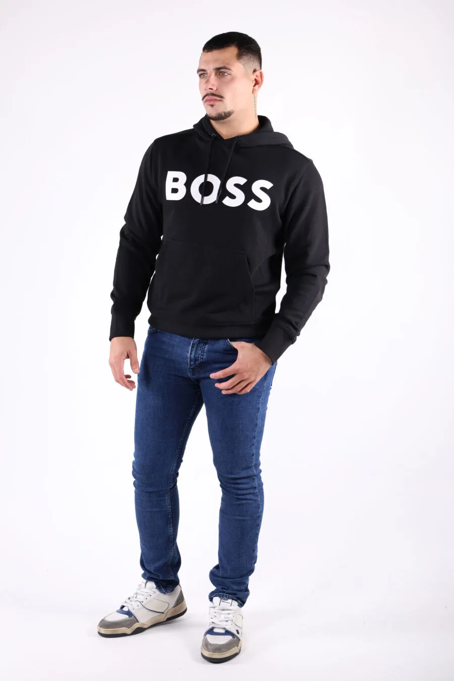 Sudadera negra con capucha y maxilogo 