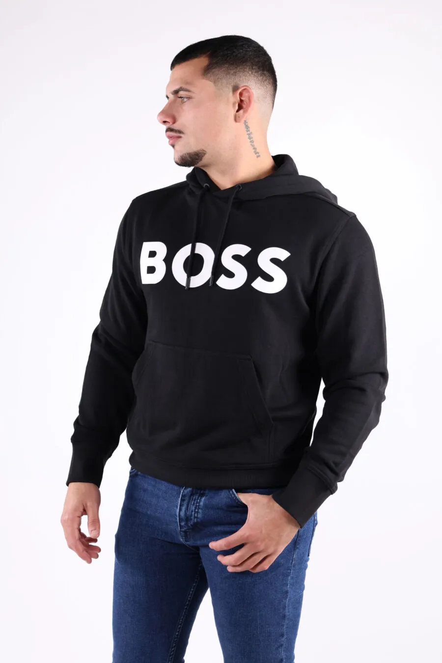 Sudadera negra con capucha y maxilogo 