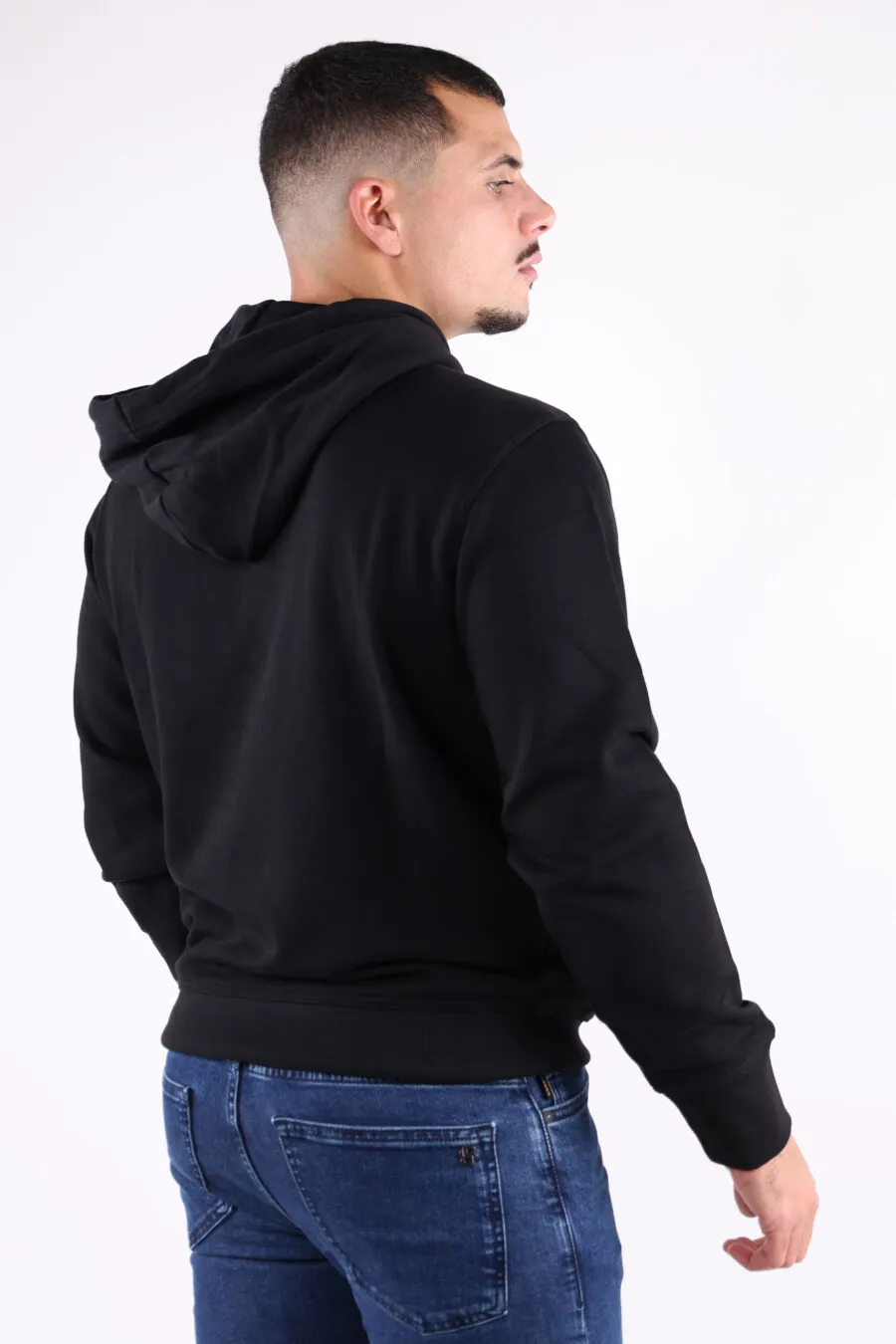 Sudadera negra con capucha y maxilogo 