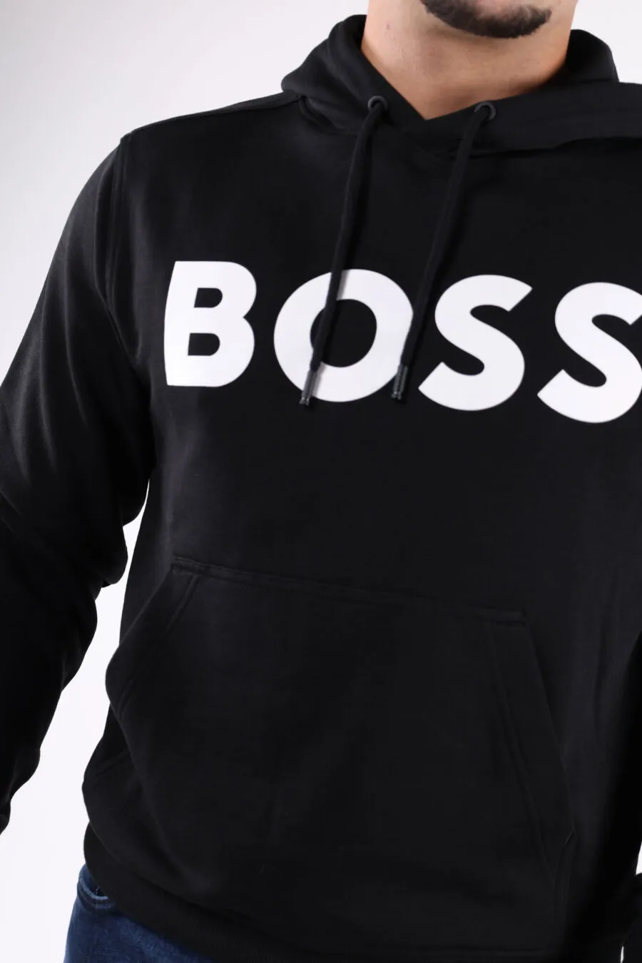 Sudadera negra con capucha y maxilogo 