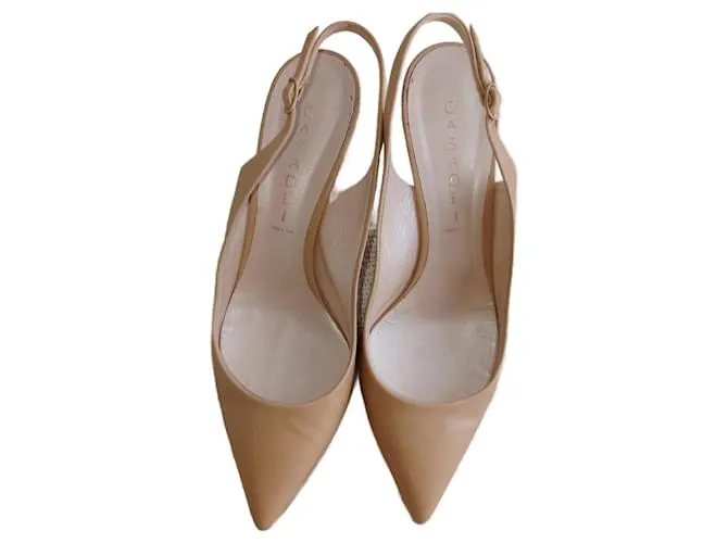 Tacones beige de Casadei 