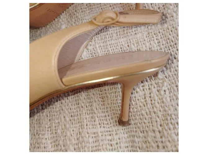 Tacones beige de Casadei 
