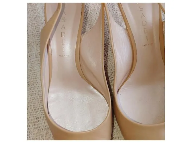 Tacones beige de Casadei 