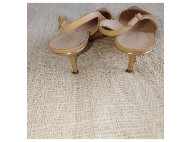 Tacones beige de Casadei 
