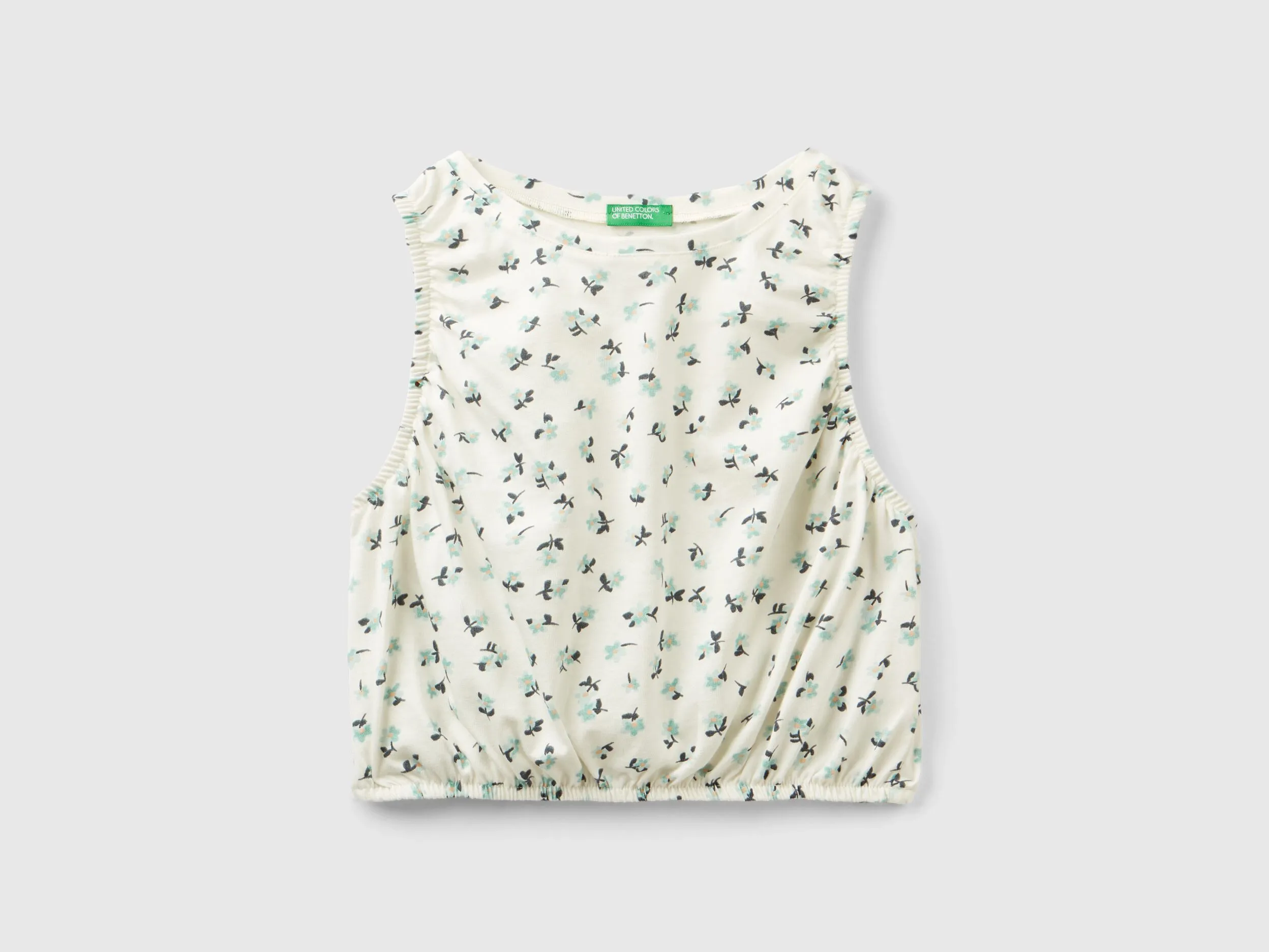 Top blanco con estampado floral