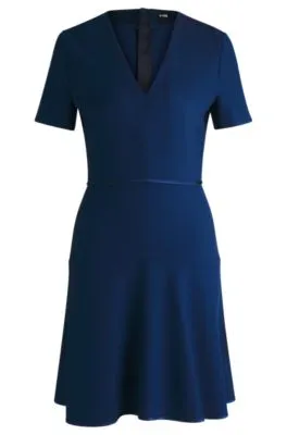 Vestido con escote en pico en material elástico