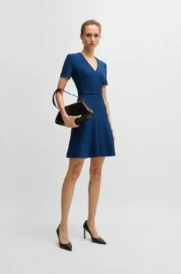Vestido con escote en pico en material elástico