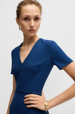 Vestido con escote en pico en material elástico