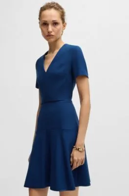 Vestido con escote en pico en material elástico