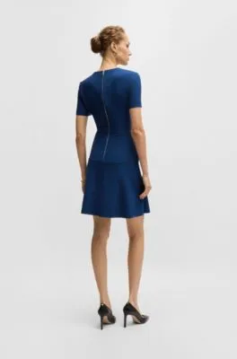Vestido con escote en pico en material elástico