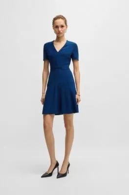 Vestido con escote en pico en material elástico
