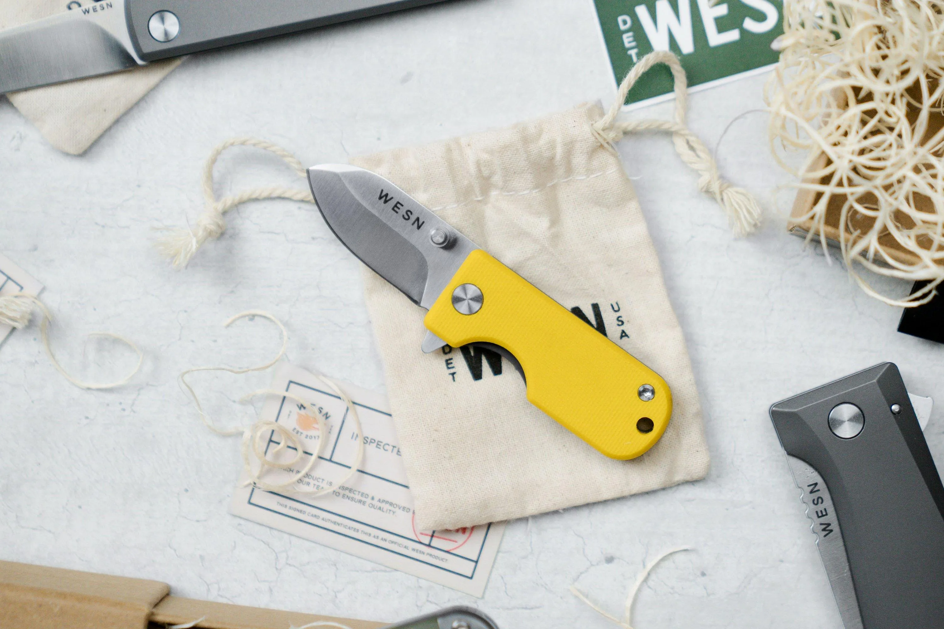 WESN MICROBLADE SN016, D2, MUSTARD G10, TITANIUM, NAVAJA