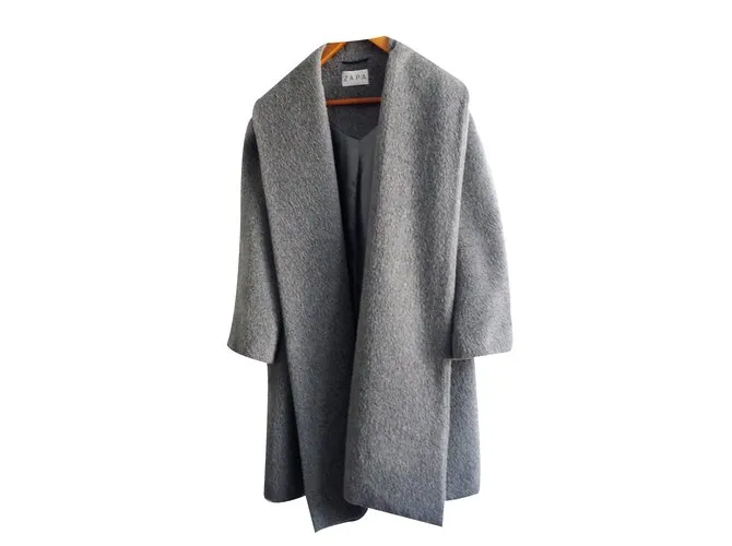 Zapa Capa, Ropa de calle Gris 
