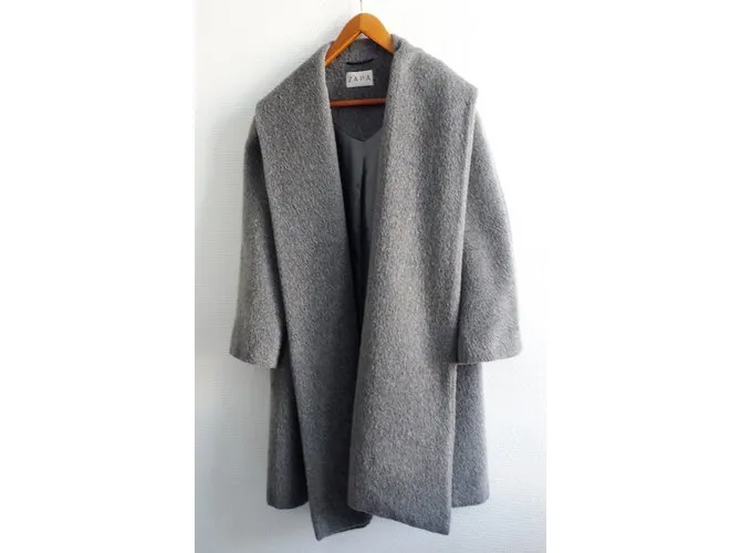 Zapa Capa, Ropa de calle Gris 