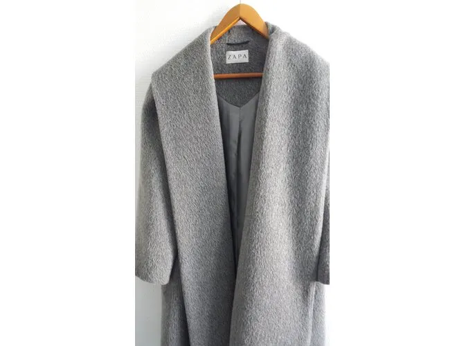 Zapa Capa, Ropa de calle Gris 