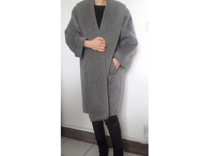 Zapa Capa, Ropa de calle Gris 