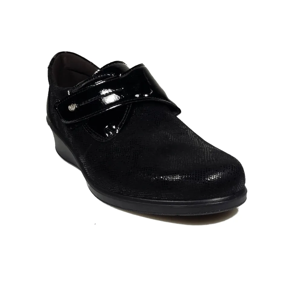 Zapato velcro con cuña.